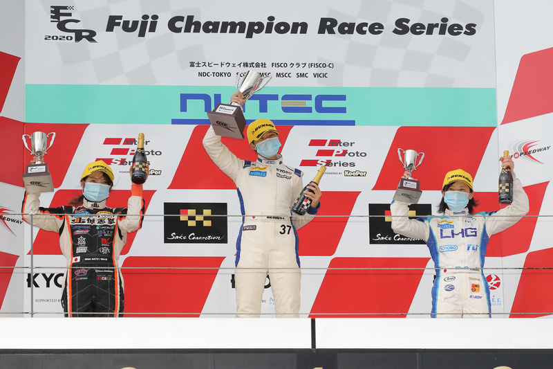 開幕戦の結果は、優勝#37 翁長選手。2位#712 RINA ITO選手。3位#38 三浦愛選手となった