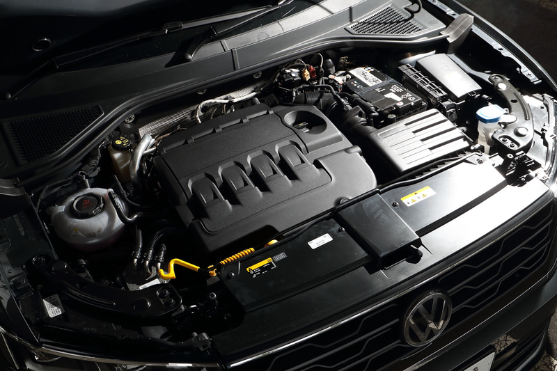 T-ROCは直列4気筒DOHC 2.0リッターディーゼルターボエンジンを搭載し、最高出力は110kW（150PS）/3500-4000rpmを、最大トルクは340Nm（34.7kgfm）/1750-3000rpmを発生。WLTCモード燃費は18.6km/Lで、燃料タンク容量は50L