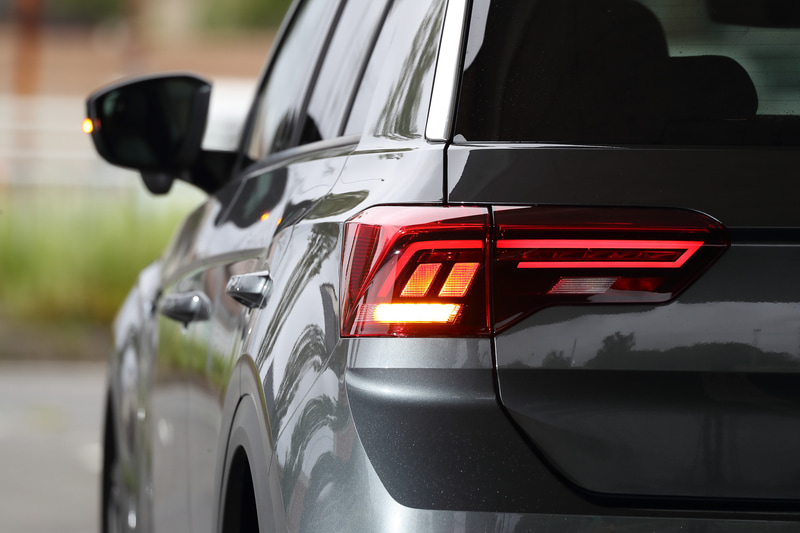 「TDI R-Line」ではLEDヘッドライト（オートハイトコントロール機能、LEDポジションランプ付）やフォグランプ、19インチアルミホイール（タイヤは225/40R19サイズのブリヂストン「POTENZA S001」）などを標準装備。アダプティブシャシーコントロール“DCC”は「TDI R-Line」のみの装備