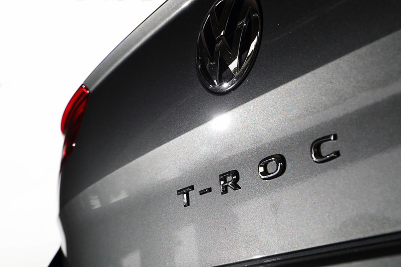 「TDI R-Line」ではLEDヘッドライト（オートハイトコントロール機能、LEDポジションランプ付）やフォグランプ、19インチアルミホイール（タイヤは225/40R19サイズのブリヂストン「POTENZA S001」）などを標準装備。アダプティブシャシーコントロール“DCC”は「TDI R-Line」のみの装備