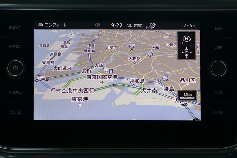 T-Rocのインパネは水平基調を特徴とし、最新のデジタルメータークラスター「Active Info Display」を標準装備。「TDI R-Line」ではスポーツシートを採用し、シートのサイドボルスター部にマイクロフリースを用いる。インテリアカラーはブラック、イエロー、ブルーの3種類が用意される