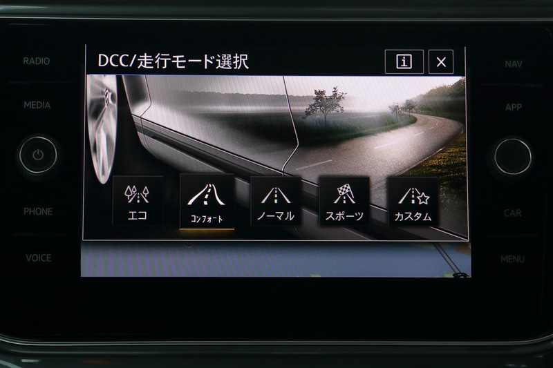 T-Rocのインパネは水平基調を特徴とし、最新のデジタルメータークラスター「Active Info Display」を標準装備。「TDI R-Line」ではスポーツシートを採用し、シートのサイドボルスター部にマイクロフリースを用いる。インテリアカラーはブラック、イエロー、ブルーの3種類が用意される