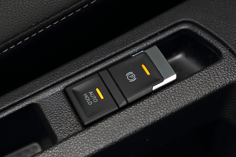 T-Rocのインパネは水平基調を特徴とし、最新のデジタルメータークラスター「Active Info Display」を標準装備。「TDI R-Line」ではスポーツシートを採用し、シートのサイドボルスター部にマイクロフリースを用いる。インテリアカラーはブラック、イエロー、ブルーの3種類が用意される