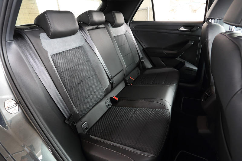 T-Rocのインパネは水平基調を特徴とし、最新のデジタルメータークラスター「Active Info Display」を標準装備。「TDI R-Line」ではスポーツシートを採用し、シートのサイドボルスター部にマイクロフリースを用いる。インテリアカラーはブラック、イエロー、ブルーの3種類が用意される