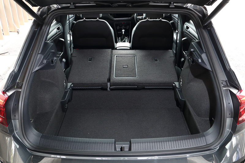 リアシートは6：4分割可倒式を採用。通常使用時のラゲッジ容量は445Lだが、背もたれを折りたたむことでラゲッジ容量は最大で1290Lまで拡大可能