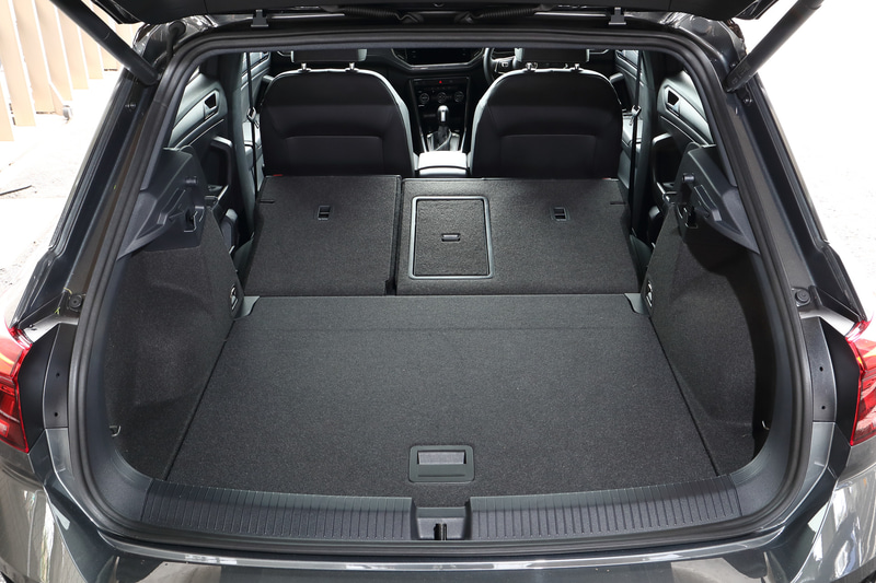 リアシートは6：4分割可倒式を採用。通常使用時のラゲッジ容量は445Lだが、背もたれを折りたたむことでラゲッジ容量は最大で1290Lまで拡大可能
