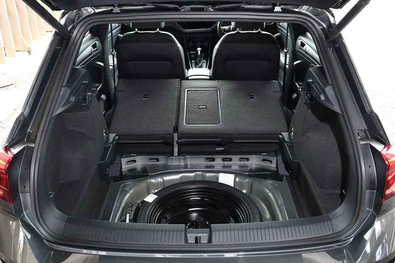 リアシートは6：4分割可倒式を採用。通常使用時のラゲッジ容量は445Lだが、背もたれを折りたたむことでラゲッジ容量は最大で1290Lまで拡大可能
