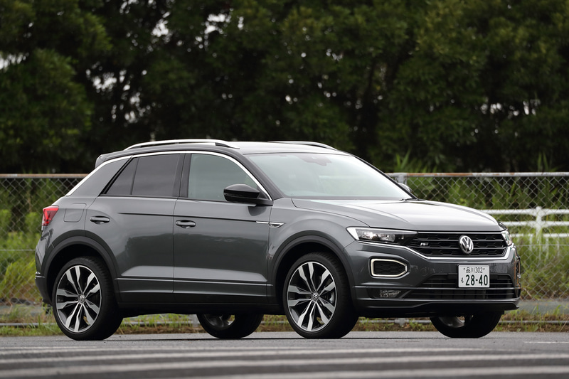 今回試乗したのは新型「T-Roc」の「TDI R-Line」（453万9000円）。ボディサイズは4250×1825×1590mm（全長×全幅×全高）、ホイールベースは2590mm。車両重量は1430kg。プラットフォームはティグアン、T-Crossと同じく「MQB」を採用するが、ボディやインテリアなどは独立したレイアウトを採用する