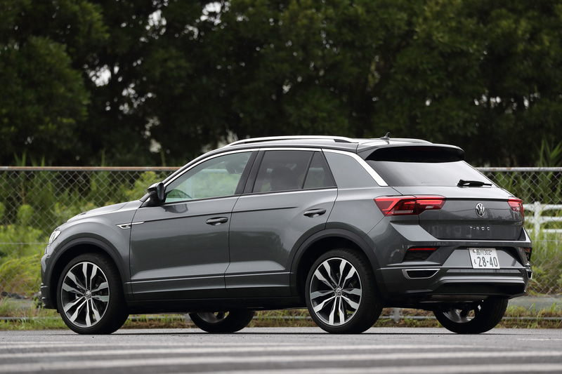 今回試乗したのは新型「T-Roc」の「TDI R-Line」（453万9000円）。ボディサイズは4250×1825×1590mm（全長×全幅×全高）、ホイールベースは2590mm。車両重量は1430kg。プラットフォームはティグアン、T-Crossと同じく「MQB」を採用するが、ボディやインテリアなどは独立したレイアウトを採用する