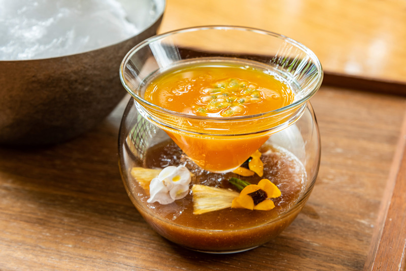 自家製パッションフルーツソース。国産のパッションフルーツのみを使用して濃厚に仕上げた自家製ソース。パッションフルーツのさわやかな甘味がふわふわのかき氷と相性ぴったり。原材料：国産パッションフルーツ（沖縄県・鹿児島県産）、上白糖、レモン