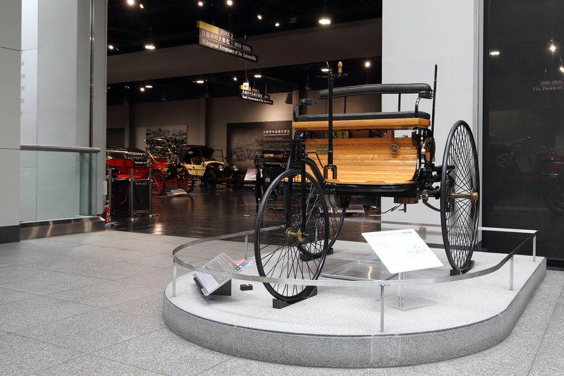 2階の入口に展示されている「ベンツ パテント モトールヴァーゲン（1886年 ドイツ）」※レプリカ