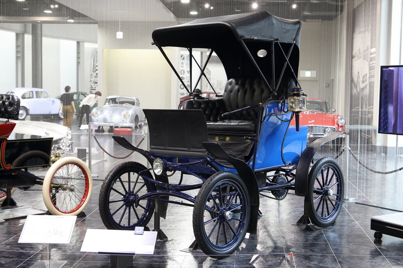 「ベイカーエレクトリック（1902年 アメリカ）」電気自動車の歴史はとても古く19世紀にはすでに登場していました