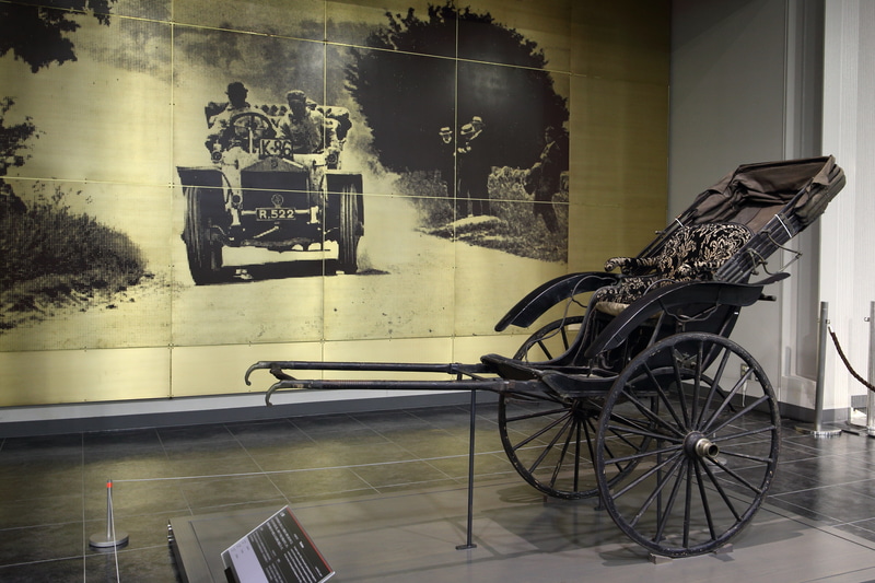 1869年（明治2年）日本人によって開発された人力車は大正時代まで活躍していました