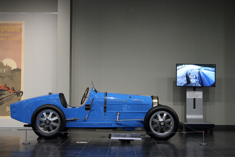 青いボディのレーシングカーはフランスの「ブガッティ タイプ35B（1926年）」。スーパーチャージャー付きの高性能モデルです
