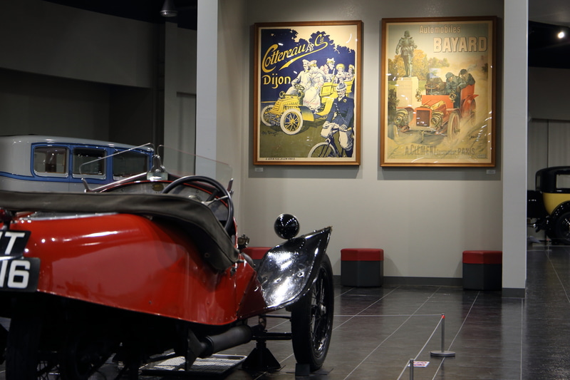 館内の随所に見られる額装されたポスターは非常に貴重な本物で、こちらも必見です