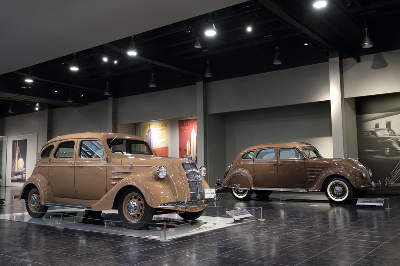 「トヨダAA型（1936年 日本）※レプリカ」の奥には、そのシャシーやボディ構造を参考にしたという「デ ソート エアフロー シリーズ SE（1934年 アメリカ）