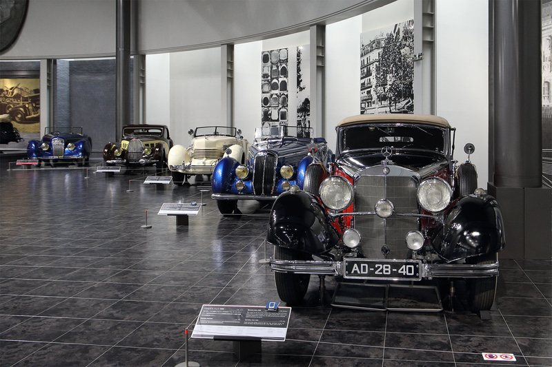 奔放でユニークなアメリカ車、高性能なドイツ車、格調高い芸術性をもったフランス車など1930年代の国情や国民性が反映された、個性的なクルマが目白押しの「ゾーン7」手前から「メルセデス ベンツ500K（1935年 ドイツ）」「ランチア アストゥーラ ティーポ 233C（1936年 イタリア）」コード フロントドライブモデル812（1937年 アメリカ）」「ブガッティ タイプ57C（1938年 フランス）」「ドラージュ タイプD8-120（1939年 フランス）」