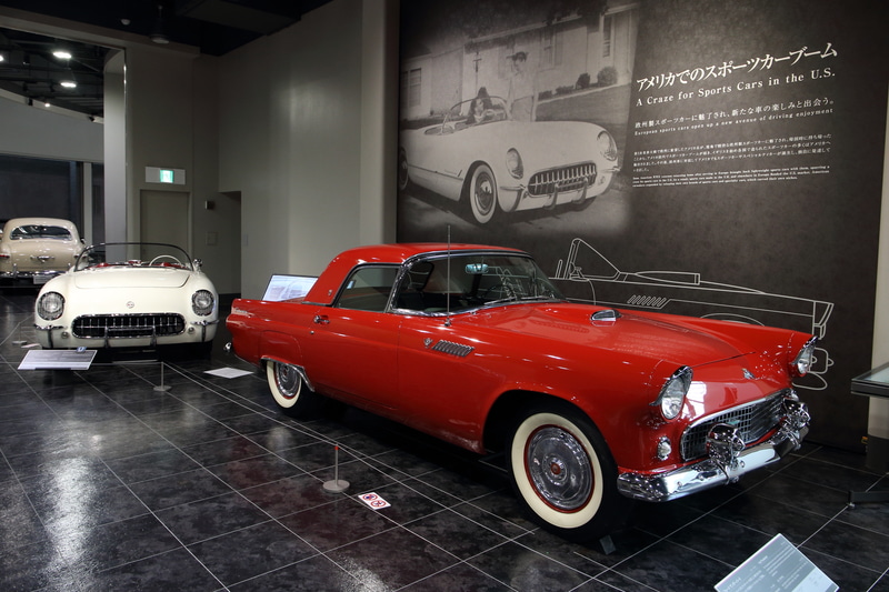 「フォード サンダーバード（1955年 アメリカ）」。後ろは「シボレー コルベット（1953年 アメリカ）」