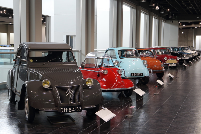 「シトロエン2CV タイプA（1953年 フランス）」「メッサーシュミット KR200（1955年 ドイツ）」など小型の欧州車がズラリと並んでいます