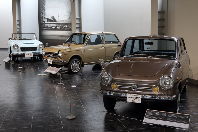 手前から「スズキ フロンテ360（LC10型 1967年）「ホンダN360（1969年）」「ダットサン フェアレディ（SP310型 1963年）」