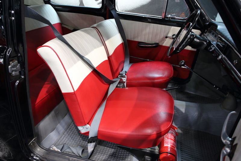 世界初の3点式シートベルトが見られるようドアが開けられた状態で展示している「ボルボ PV544（1959年 スウェーデン）」