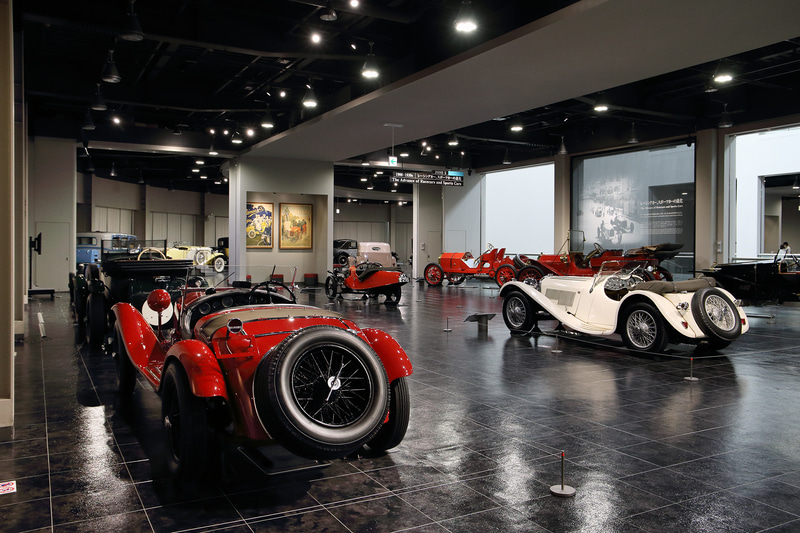 前からはもちろん後姿を堪能できるクルマも多く、階段を登ってインテリアを見学できたり、俯瞰できるスペースがあったりと展示方法にも工夫が見られます