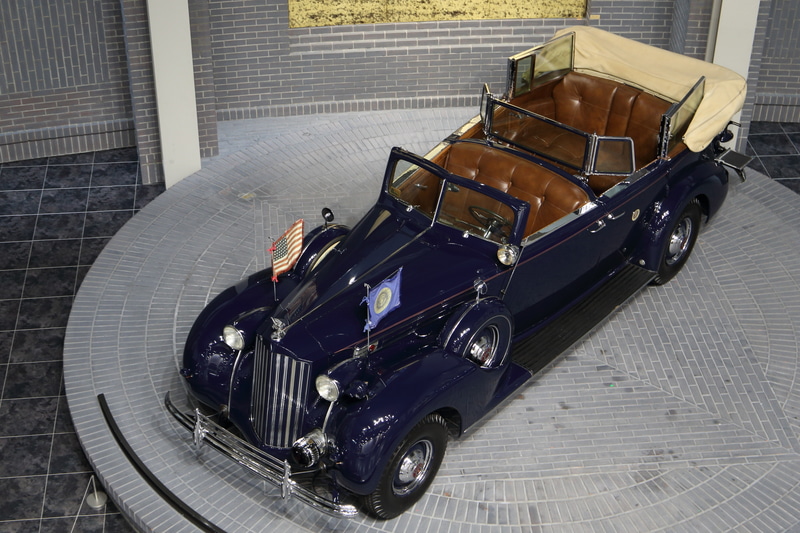 前からはもちろん後姿を堪能できるクルマも多く、階段を登ってインテリアを見学できたり、俯瞰できるスペースがあったりと展示方法にも工夫が見られます