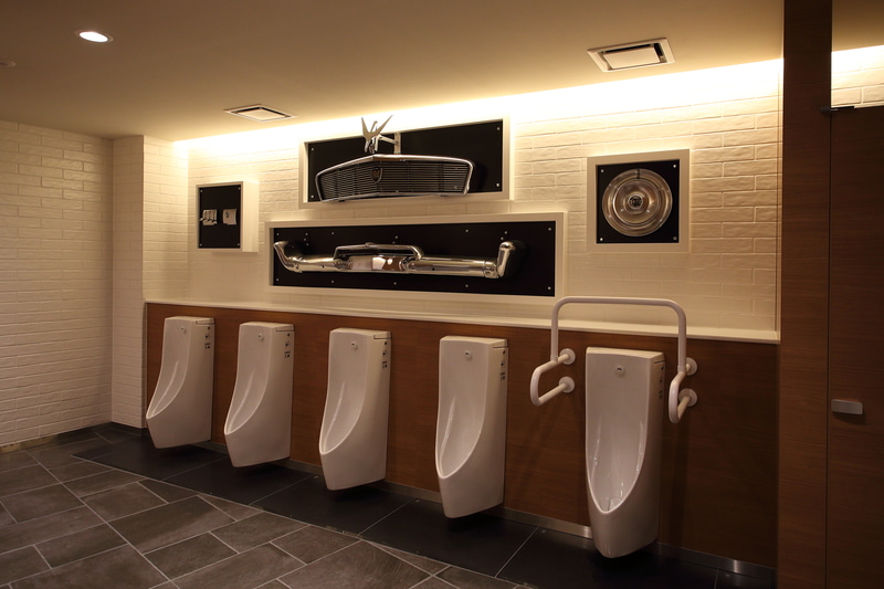 トイレの壁のオブジェも全部ホンモノ。「クライスラーニューヨーカー（1956年 アメリカ）」のパーツです