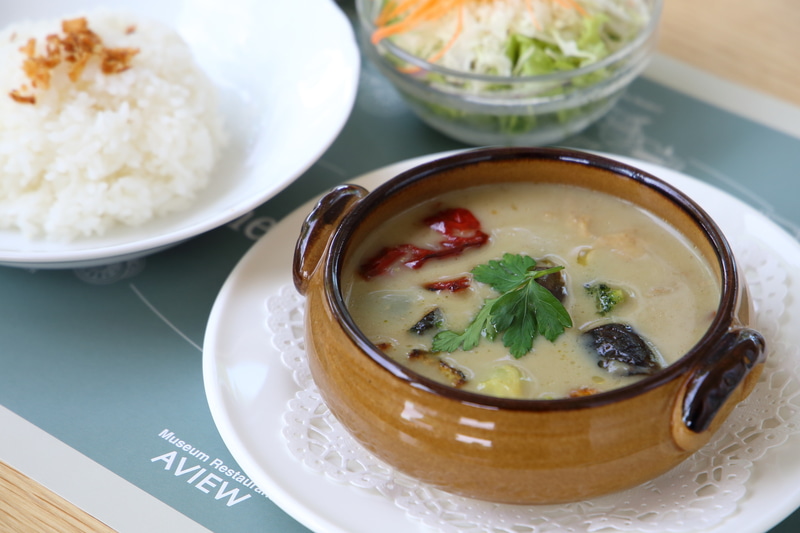 新メニュー「グリーンカレー」はとても深い味わい。直6エンジンを表現した肉厚ウインナーをはじめ実は色々とこだわりがつまっているトヨタ2000GTホットドッグはこれ1つで十分に満たされるボリュームで、2000GTランチョンマットも付いています。どちらも数量限定メニューです