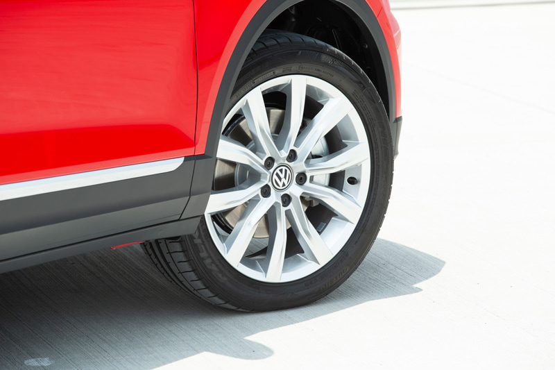 T-Roc TDI Sportは215/50R18タイヤ/7Jx18アルミホイール（10スポーク）を採用