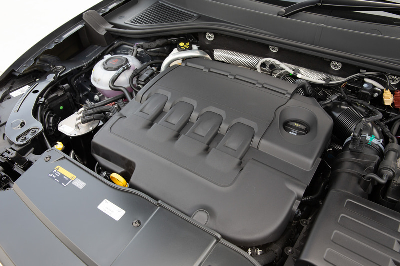 最高出力110kW（150PS）/3500-4000rpm、最大トルク340Nm（34.7kgm）/1750-3000rpmを発生する直列4気筒DOHC 2.0リッターターボディーゼルエンジン「2.0 TDI」