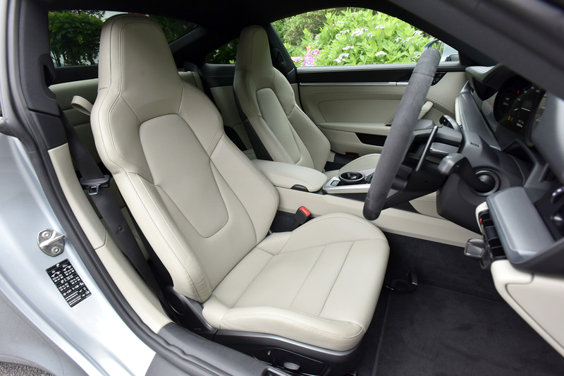 2トーンレザー（ブラック/アイランドグリーン）のほか、インテリアでは4-wayスポーツシート プラス（6万9445円）、アルカンターラ仕様のスポーツステアリングホイール（ヒーター付き。10万7408円）、BOSEサラウンドサウンドシステム（21万4815円）、自動防眩ミラー（8万3334円）といったオプションが装備される