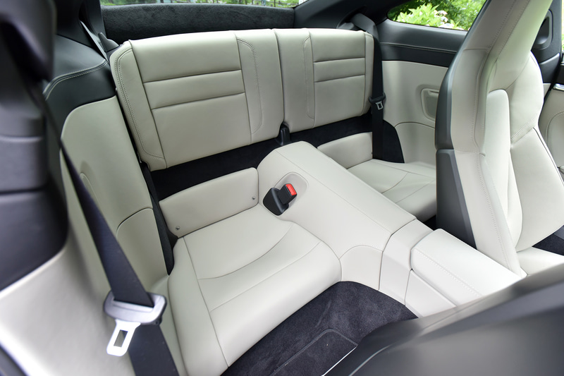 2トーンレザー（ブラック/アイランドグリーン）のほか、インテリアでは4-wayスポーツシート プラス（6万9445円）、アルカンターラ仕様のスポーツステアリングホイール（ヒーター付き。10万7408円）、BOSEサラウンドサウンドシステム（21万4815円）、自動防眩ミラー（8万3334円）といったオプションが装備される