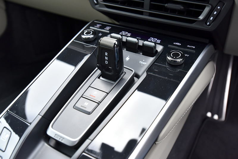 インテリアでは10.9インチタッチスクリーンディスプレイを備えたインテリアやコネクティビティ、「ポルシェウェットモード」などのアシスタンスシステムなどを採用