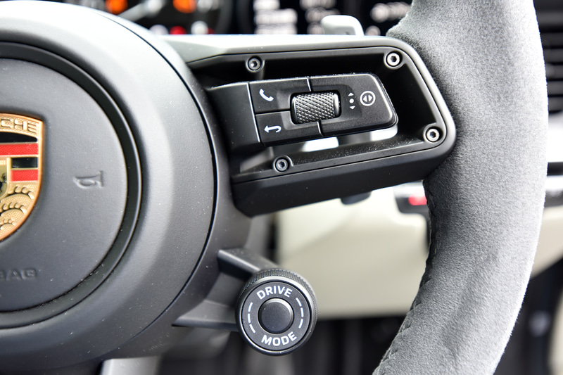 インテリアでは10.9インチタッチスクリーンディスプレイを備えたインテリアやコネクティビティ、「ポルシェウェットモード」などのアシスタンスシステムなどを採用