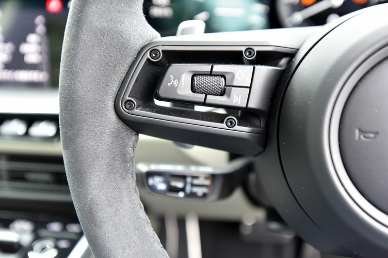 インテリアでは10.9インチタッチスクリーンディスプレイを備えたインテリアやコネクティビティ、「ポルシェウェットモード」などのアシスタンスシステムなどを採用