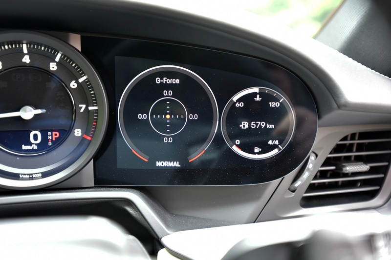 メーターパネルの右側の液晶は、マップのほかラップタイム、前後・左右の加速度が見られるG-FORCE、タイヤ空気圧、走行モード、航続可能距離や油温といった車両データなどの表示が可能