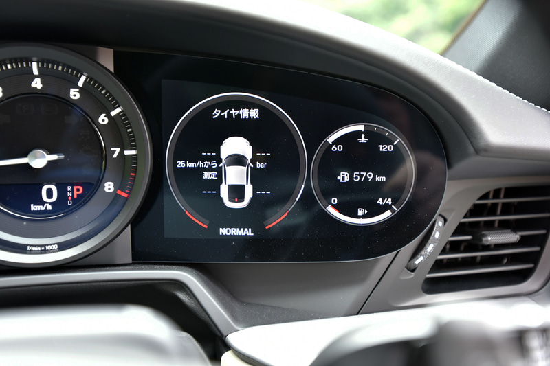 メーターパネルの右側の液晶は、マップのほかラップタイム、前後・左右の加速度が見られるG-FORCE、タイヤ空気圧、走行モード、航続可能距離や油温といった車両データなどの表示が可能