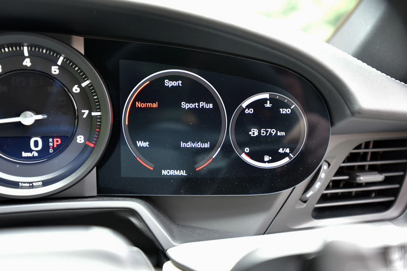 メーターパネルの右側の液晶は、マップのほかラップタイム、前後・左右の加速度が見られるG-FORCE、タイヤ空気圧、走行モード、航続可能距離や油温といった車両データなどの表示が可能