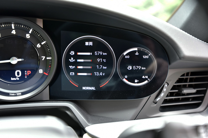 メーターパネルの右側の液晶は、マップのほかラップタイム、前後・左右の加速度が見られるG-FORCE、タイヤ空気圧、走行モード、航続可能距離や油温といった車両データなどの表示が可能