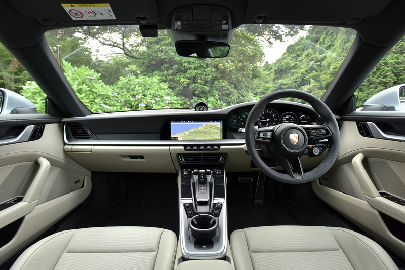 インテリアでは10.9インチタッチスクリーンディスプレイを備えたインテリアやコネクティビティ、「ポルシェウェットモード」などのアシスタンスシステムなどを採用