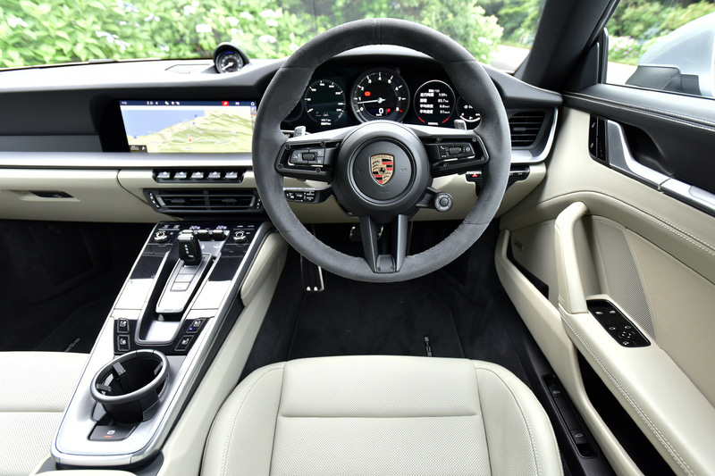 インテリアでは10.9インチタッチスクリーンディスプレイを備えたインテリアやコネクティビティ、「ポルシェウェットモード」などのアシスタンスシステムなどを採用