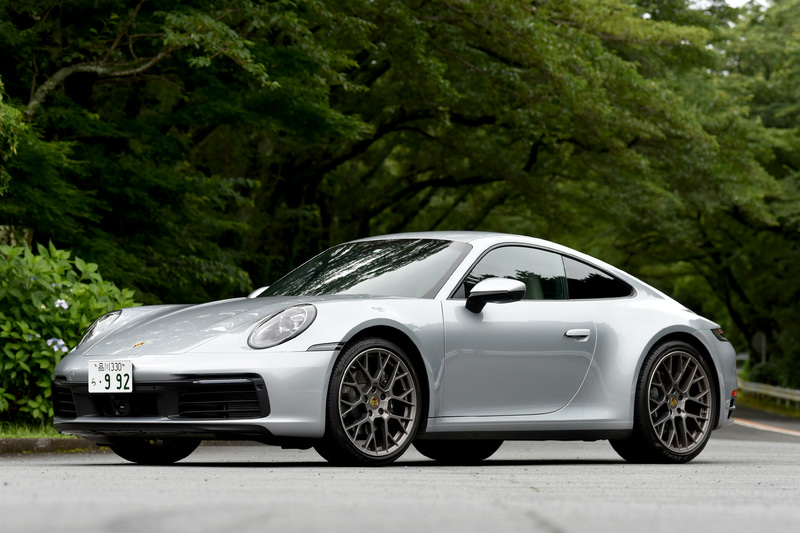 今回試乗したのは2019年8月に日本へ導入された新型「911 カレラ」（992型）。ボディサイズは4519×1852×1298mm（全長×全幅×全高）、ホイールベースは2450mm。車両価格は1398万円となり、撮影車では20/21インチホイール（51万4815円）、2トーンレザー（ブラック/アイランドグリーン。69万1667円）といったおよそ500万円のオプションが付く