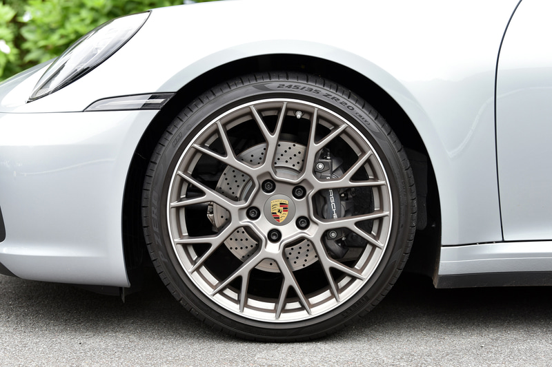 20/21インチの「RS Spyder Designホイール」。タイヤはピレリ「P ZERO」（フロント：245/35ZR20、リア：305/30ZR21）が組み合わせられる