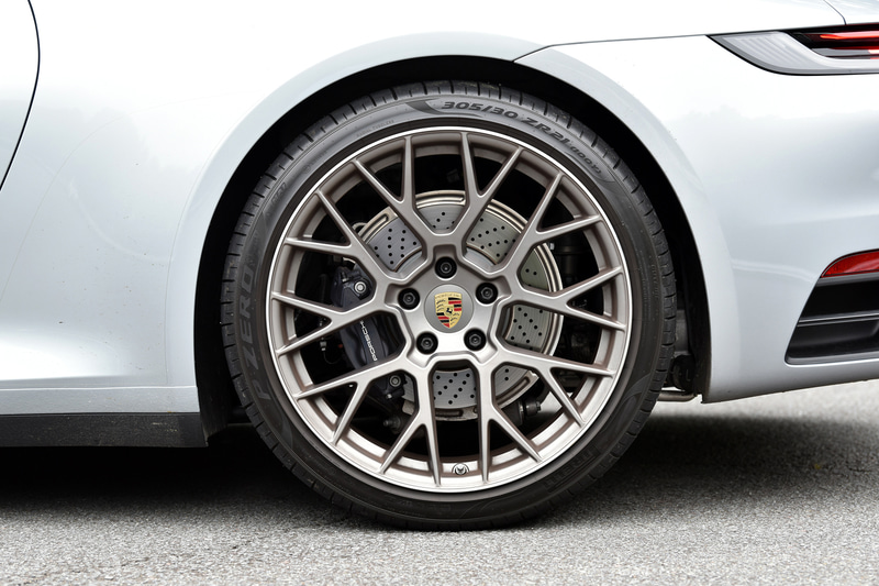 20/21インチの「RS Spyder Designホイール」。タイヤはピレリ「P ZERO」（フロント：245/35ZR20、リア：305/30ZR21）が組み合わせられる