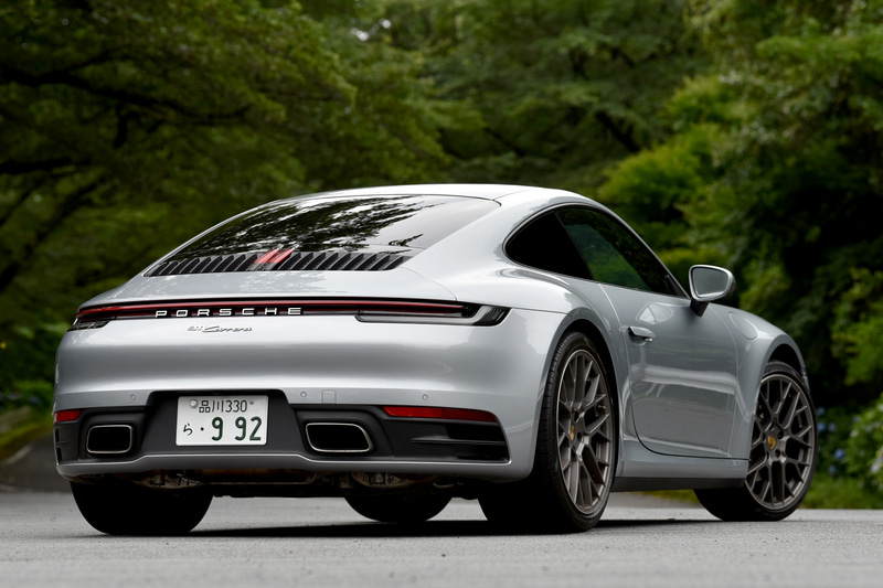今回試乗したのは2019年8月に日本へ導入された新型「911 カレラ」（992型）。ボディサイズは4519×1852×1298mm（全長×全幅×全高）、ホイールベースは2450mm。車両価格は1398万円となり、撮影車では20/21インチホイール（51万4815円）、2トーンレザー（ブラック/アイランドグリーン。69万1667円）といったおよそ500万円のオプションが付く
