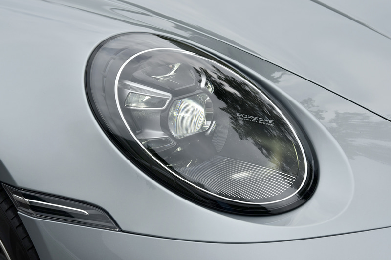 LEDマトリックス ヘッドライトは43万9815円のオプション装備。リアウイングは電動でせり上がる