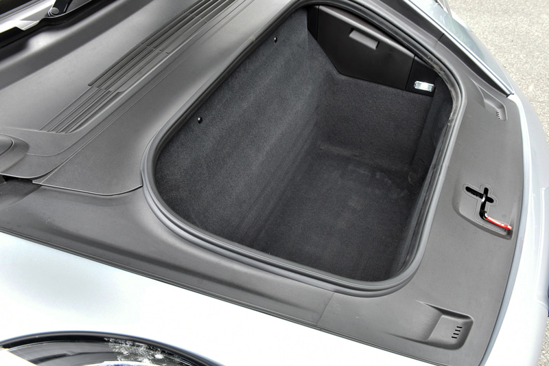 2トーンレザー（ブラック/アイランドグリーン）のほか、インテリアでは4-wayスポーツシート プラス（6万9445円）、アルカンターラ仕様のスポーツステアリングホイール（ヒーター付き。10万7408円）、BOSEサラウンドサウンドシステム（21万4815円）、自動防眩ミラー（8万3334円）といったオプションが装備される