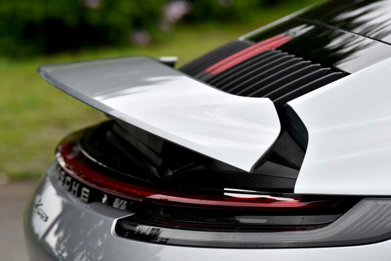 LEDマトリックス ヘッドライトは43万9815円のオプション装備。リアウイングは電動でせり上がる