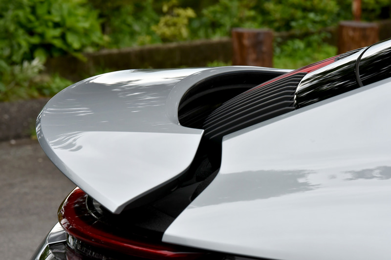 LEDマトリックス ヘッドライトは43万9815円のオプション装備。リアウイングは電動でせり上がる